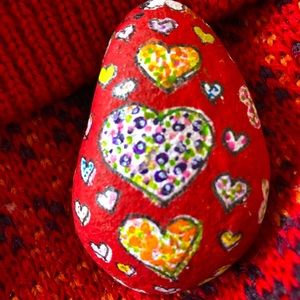 🌹🌹🌹SOLD 🌹🌹🌹
HAND-PAINTED LOVE IS IN THE AIR ROCK